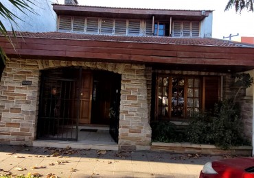  Casa de 5 Amb. con Quincho, Parque y Depto Independiente Sobre Av Paso