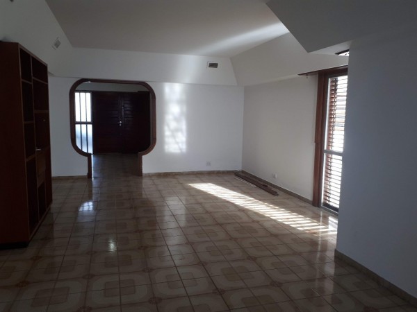 CHALET EN VENTA 5 AMB CON JARDIN Y PILETA