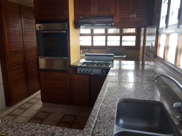 CHALET EN VENTA 5 AMB CON JARDIN Y PILETA