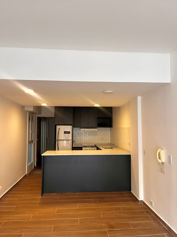 Departamento 3 ambientes a la calle- Plaza Colon 
