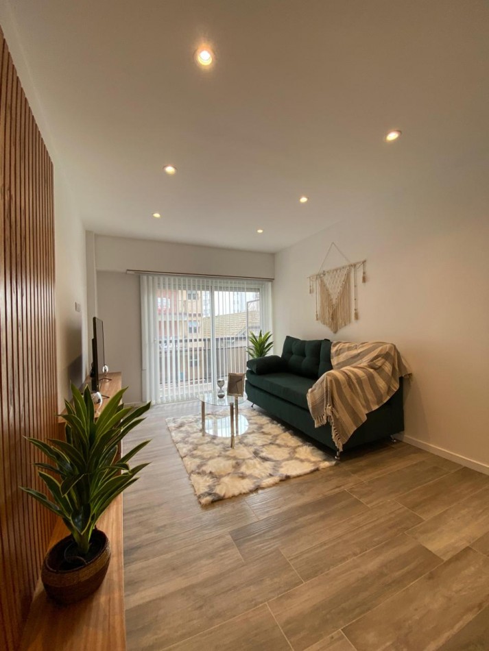 Departamento 3 Ambientes a la Calle con Balcon - Plaza Colon