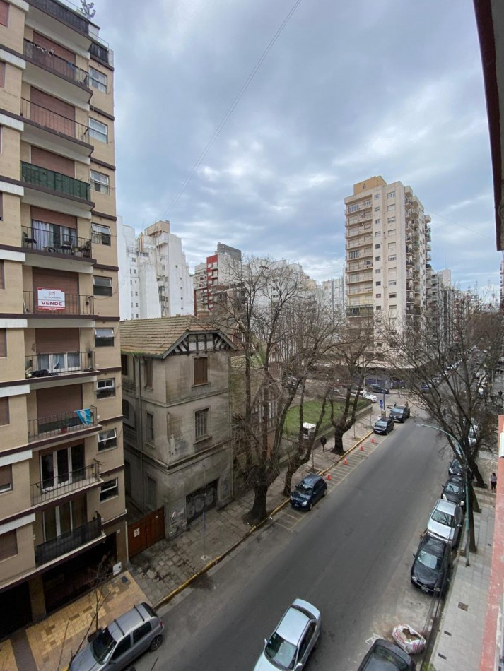Departamento 3 Ambientes a la Calle con Balcon - Plaza Colon