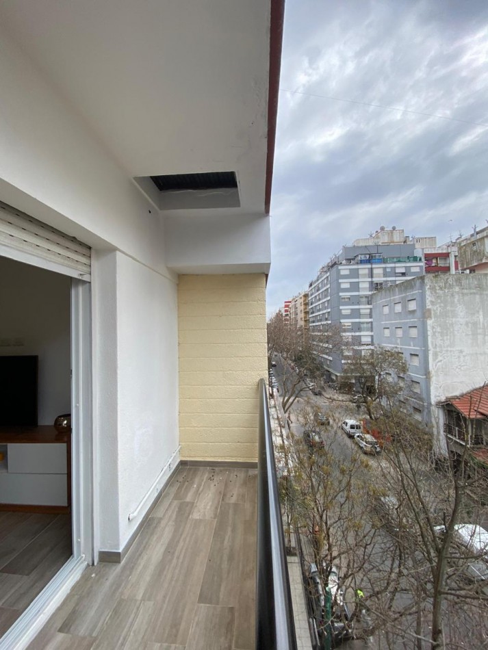 Departamento 3 Ambientes a la Calle con Balcon - Plaza Colon