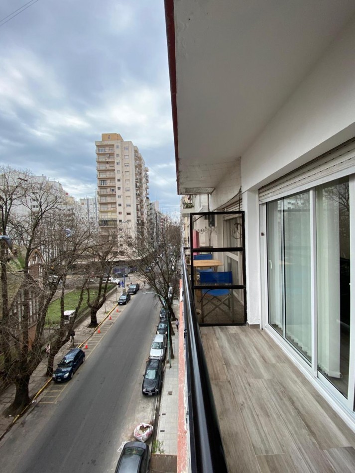 Departamento 3 Ambientes a la Calle con Balcon - Plaza Colon