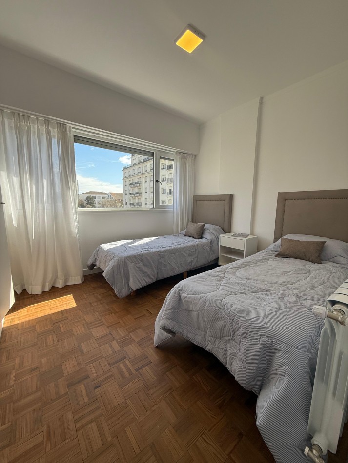 HERMOSO DEPARTAMENTO TRES AMBIENTES CON COCHERA