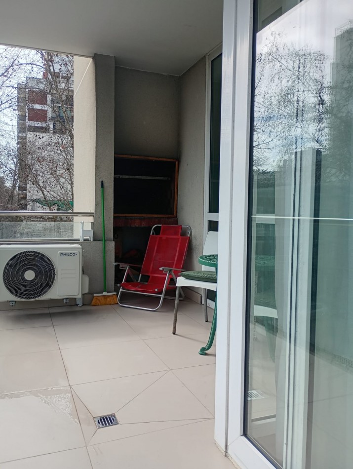 Excelente Piso de tres ambientes c/cochera y baulera en  calle Catamarca al 1400, Barrio  La Perla. Apto Credito