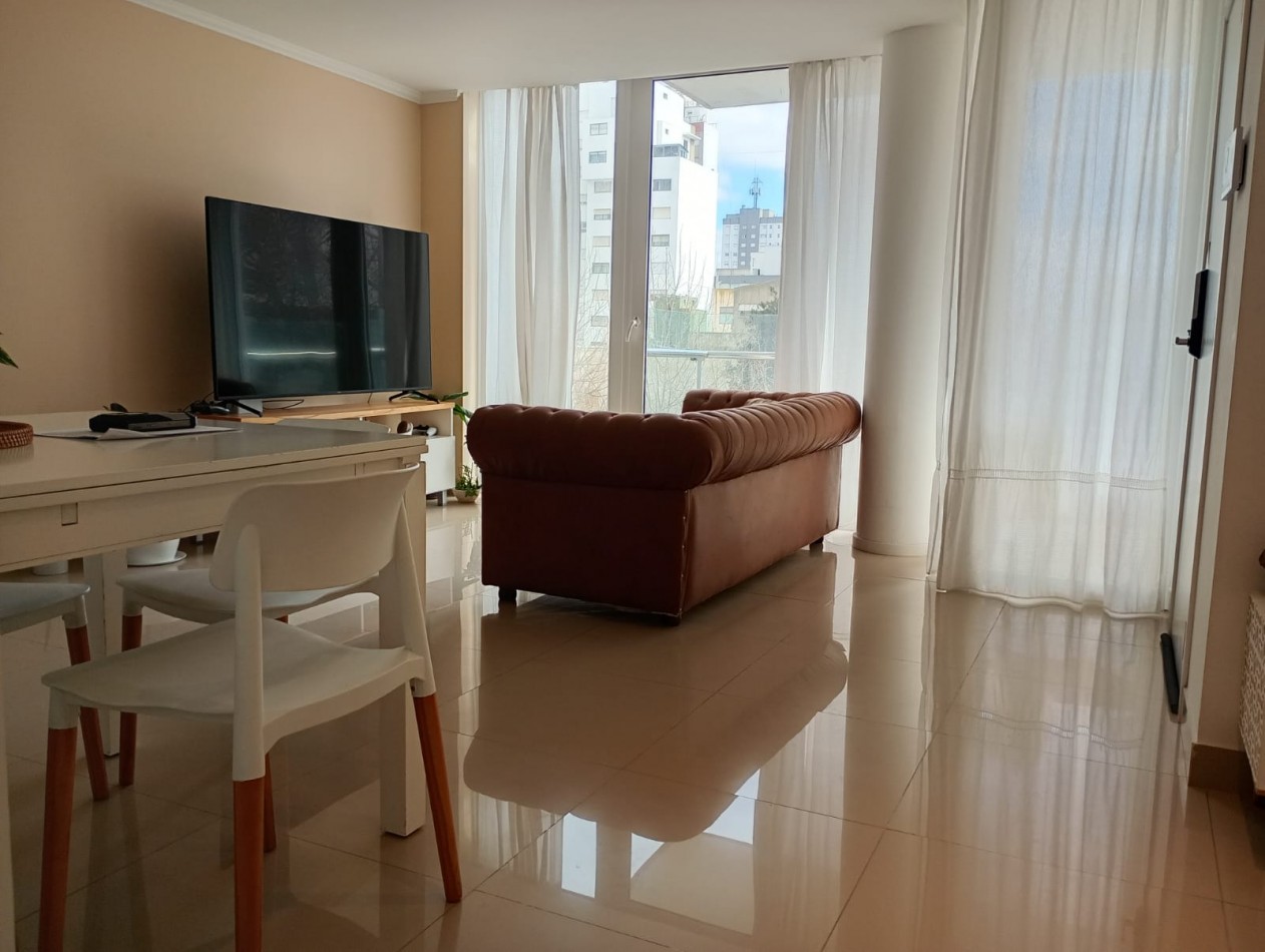 Excelente Piso de tres ambientes c/cochera y baulera en  calle Catamarca al 1400, Barrio  La Perla. Apto Credito