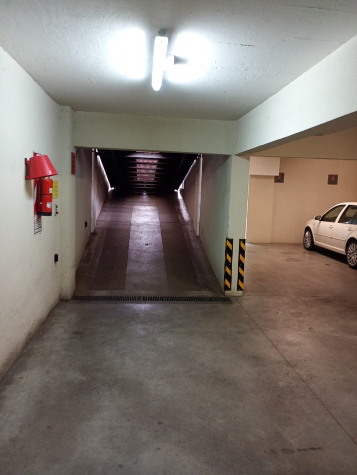 Excelente Piso de tres ambientes c/cochera y baulera en  calle Catamarca al 1400, Barrio  La Perla. Apto Credito