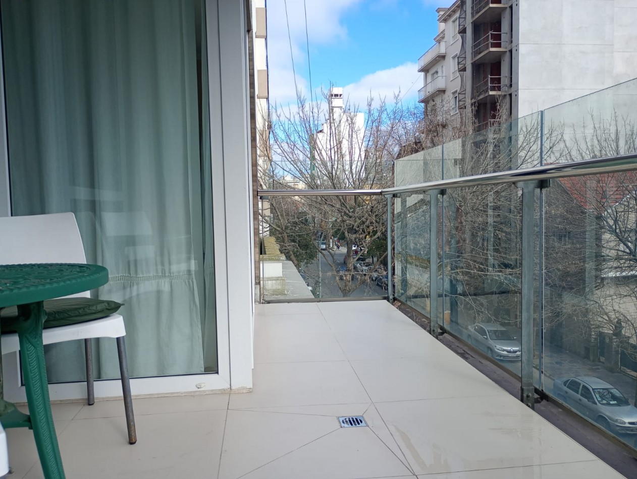 Excelente Piso de tres ambientes c/cochera y baulera en  calle Catamarca al 1400, Barrio  La Perla. Apto Credito