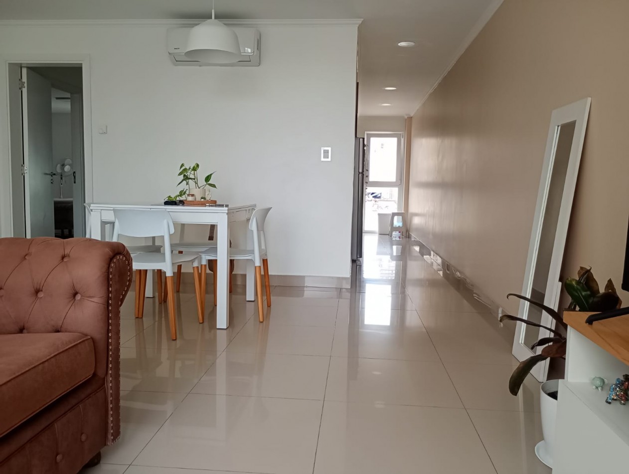 Excelente Piso de tres ambientes c/cochera y baulera en  calle Catamarca al 1400, Barrio  La Perla. Apto Credito