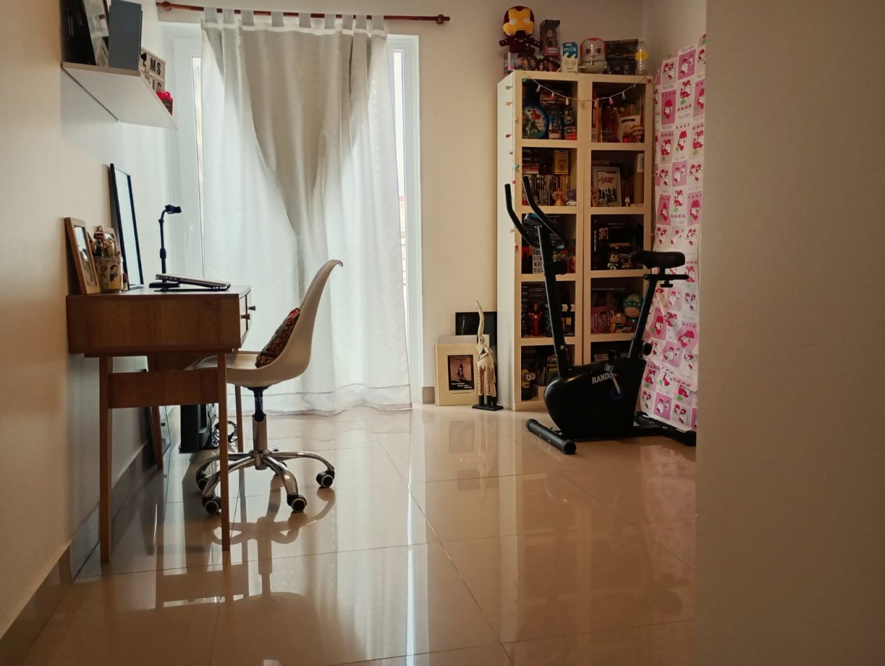 Excelente Piso de tres ambientes c/cochera y baulera en  calle Catamarca al 1400, Barrio  La Perla. Apto Credito