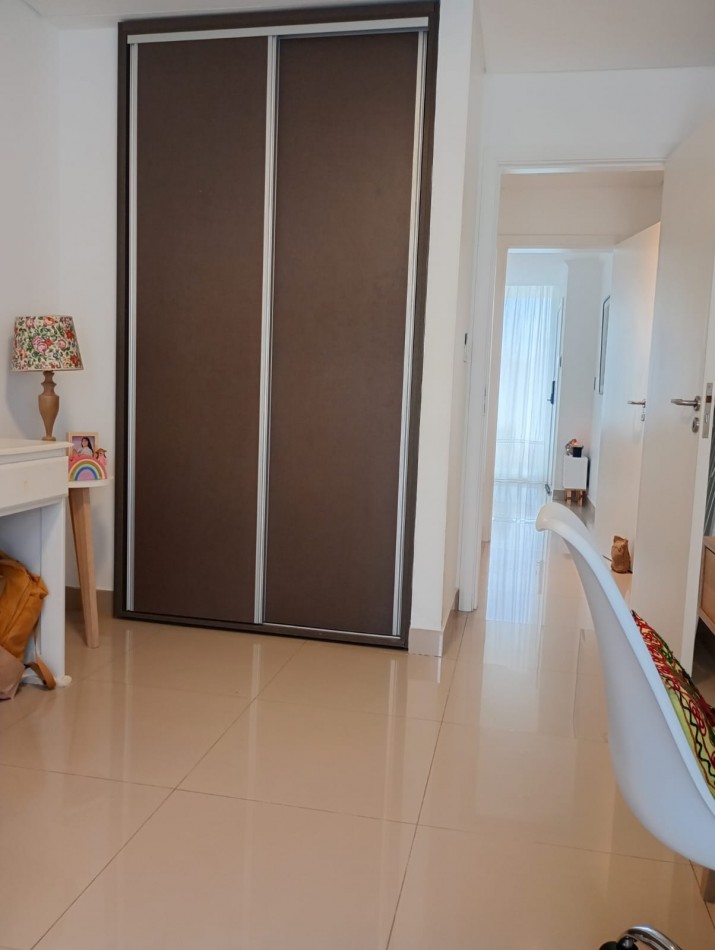 Excelente Piso de tres ambientes c/cochera y baulera en  calle Catamarca al 1400, Barrio  La Perla. Apto Credito