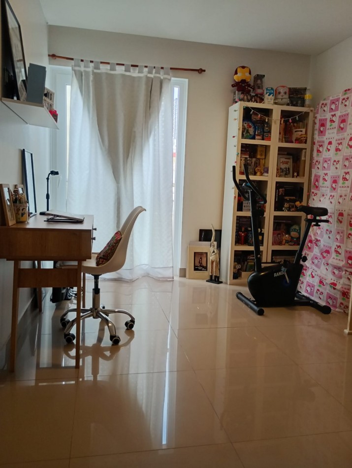 Excelente Piso de tres ambientes c/cochera y baulera en  calle Catamarca al 1400, Barrio  La Perla. Apto Credito