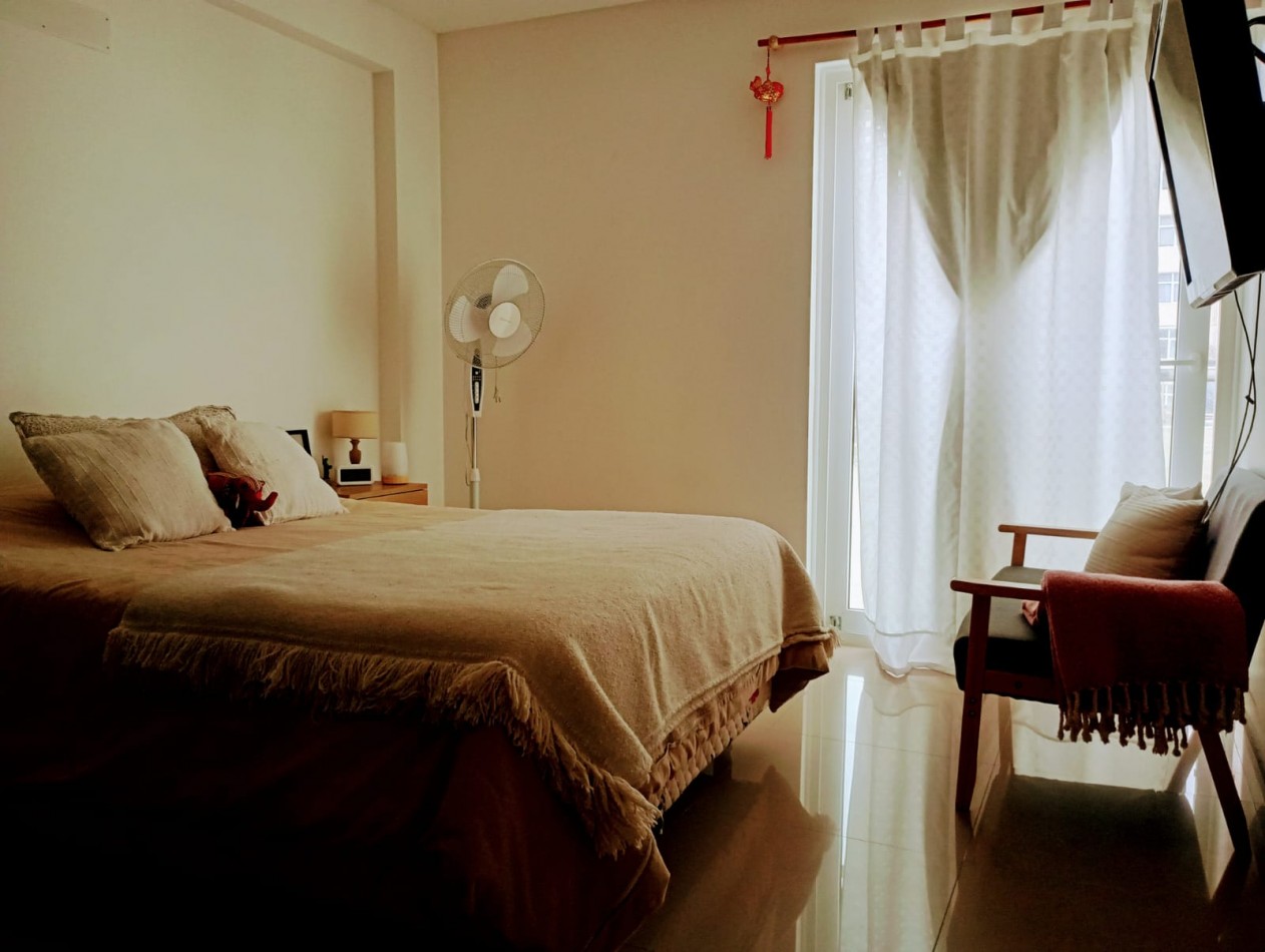 Excelente Piso de tres ambientes c/cochera y baulera en  calle Catamarca al 1400, Barrio  La Perla. Apto Credito