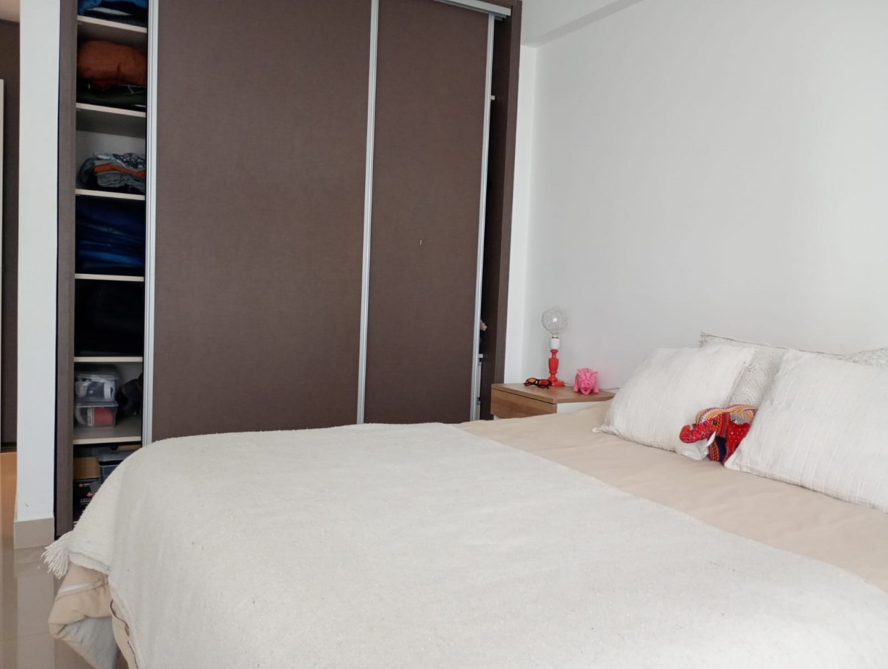 Excelente Piso de tres ambientes c/cochera y baulera en  calle Catamarca al 1400, Barrio  La Perla. Apto Credito