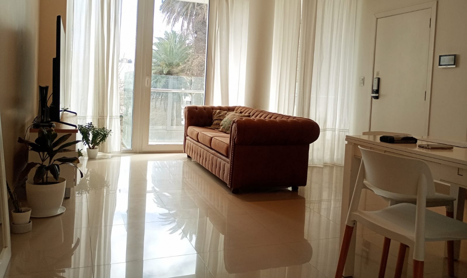 Excelente Piso de tres ambientes c/cochera y baulera en  calle Catamarca al 1400, Barrio  La Perla. Apto Credito