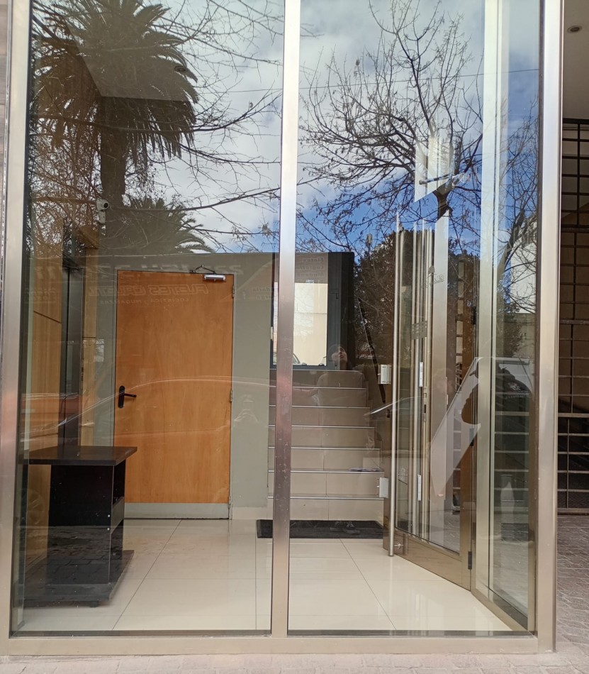 Excelente Piso de tres ambientes c/cochera y baulera en  calle Catamarca al 1400, Barrio  La Perla. Apto Credito