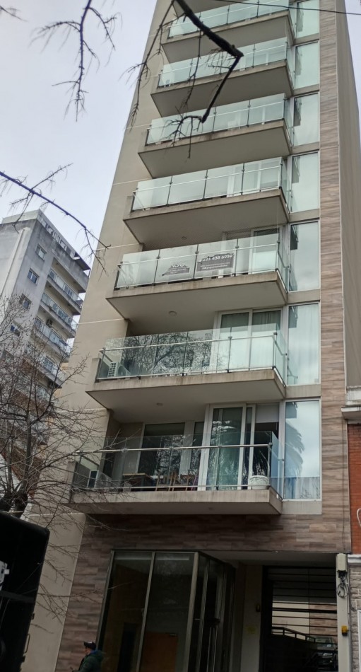 Excelente Piso de tres ambientes c/cochera y baulera en  calle Catamarca al 1400, Barrio  La Perla. Apto Credito