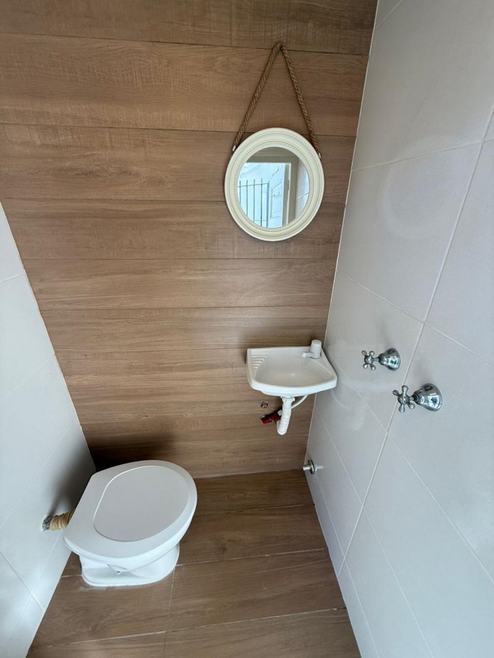 OPORTUNIDAD!!!  Venta de excelente Ph a la calle,  totalmente independiente  de 3 ambientes  c/ dependencia y parque. Completamente Reciclado. Punta Mogotes.