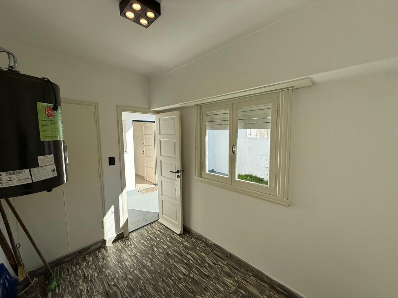 OPORTUNIDAD!!!  Venta de excelente Ph a la calle,  totalmente independiente  de 3 ambientes  c/ dependencia y parque. Completamente Reciclado. Punta Mogotes.