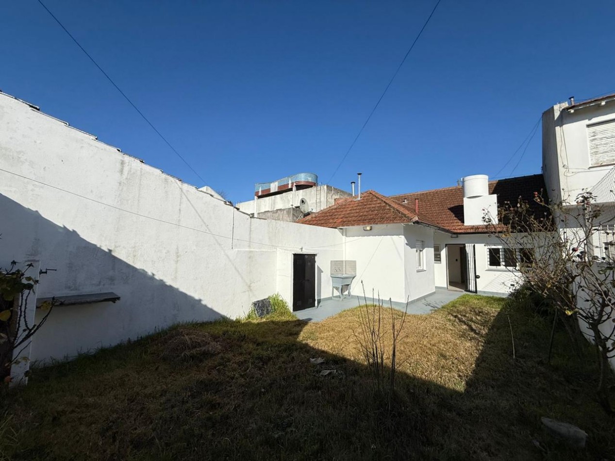 OPORTUNIDAD!!!  Venta de excelente Ph a la calle,  totalmente independiente  de 3 ambientes  c/ dependencia y parque. Completamente Reciclado. Punta Mogotes.