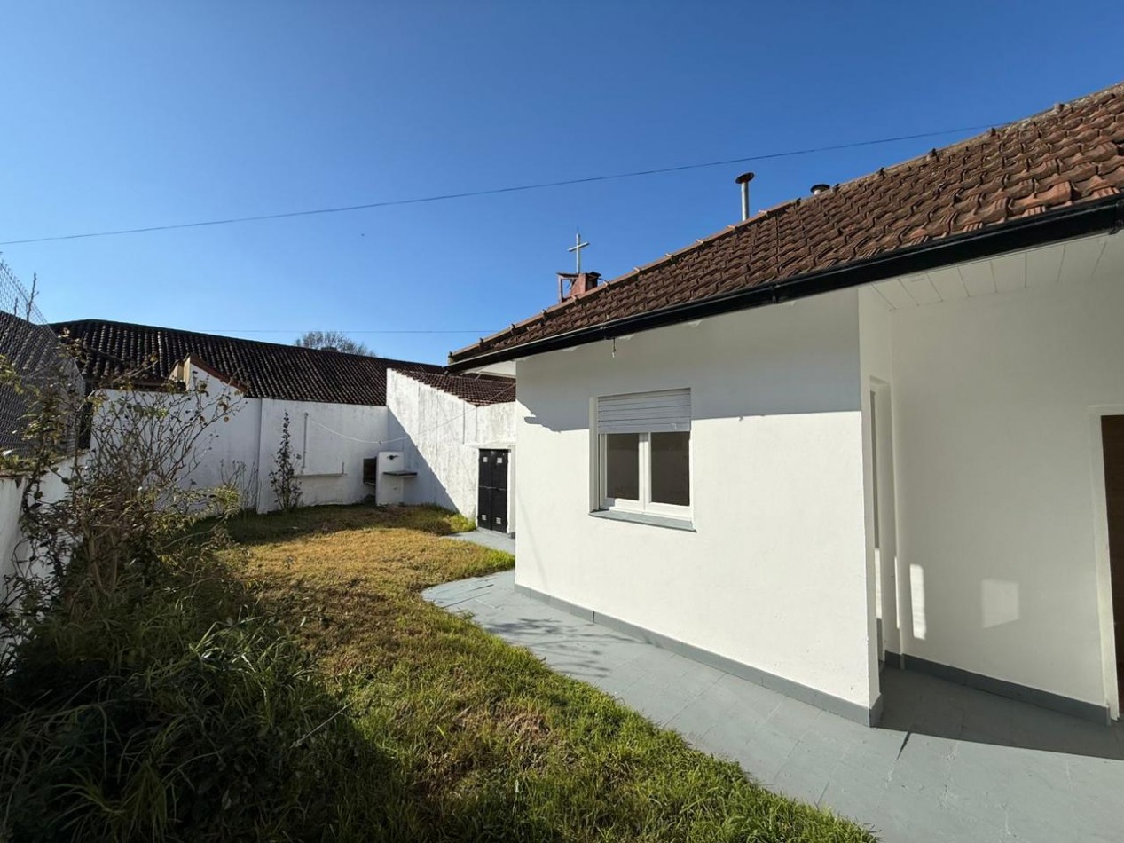 OPORTUNIDAD!!!  Venta de excelente Ph a la calle,  totalmente independiente  de 3 ambientes  c/ dependencia y parque. Completamente Reciclado. Punta Mogotes.