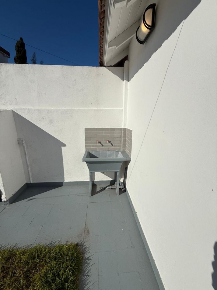 OPORTUNIDAD!!!  Venta de excelente Ph a la calle,  totalmente independiente  de 3 ambientes  c/ dependencia y parque. Completamente Reciclado. Punta Mogotes.