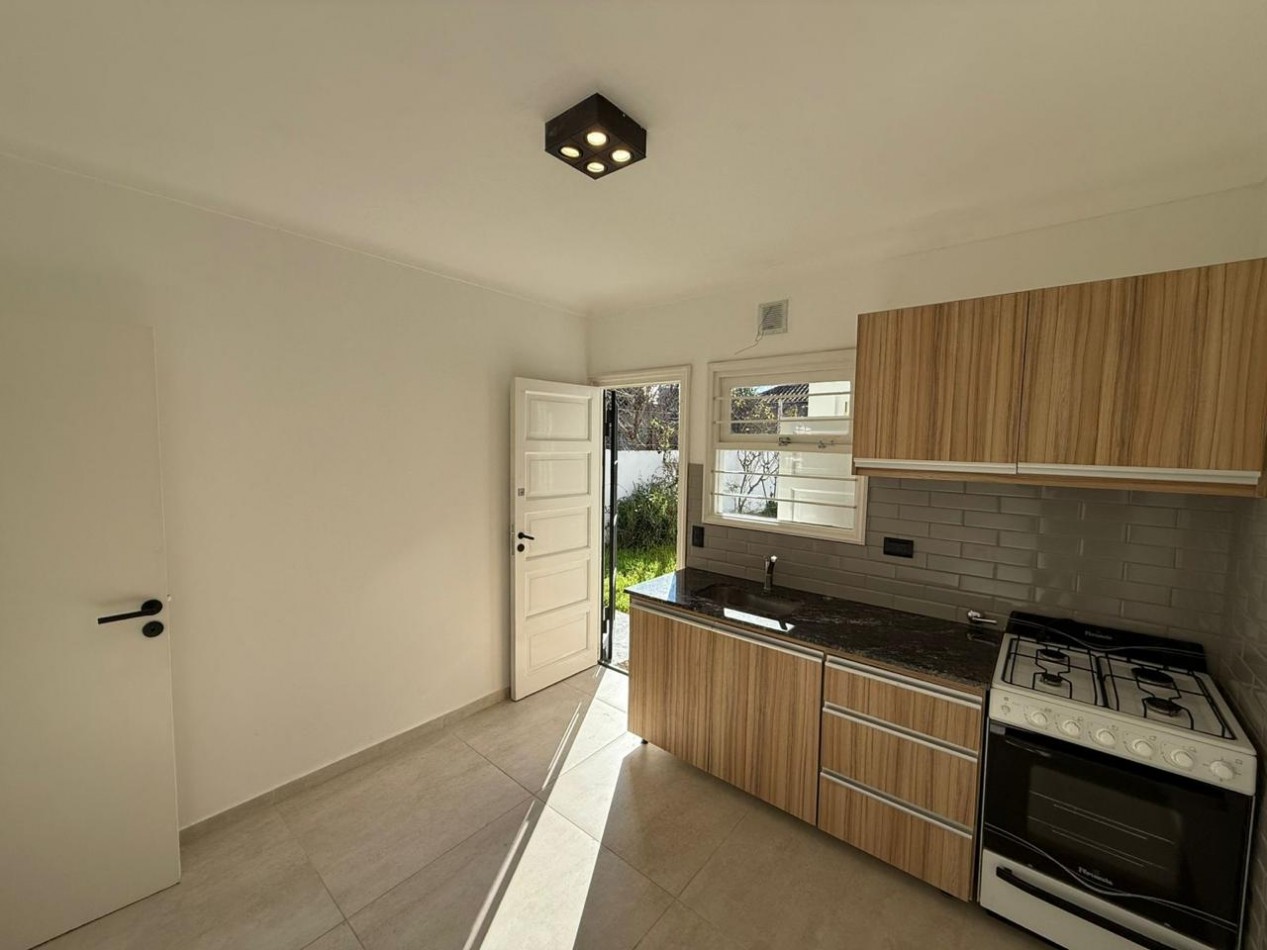 OPORTUNIDAD!!!  Venta de excelente Ph a la calle,  totalmente independiente  de 3 ambientes  c/ dependencia y parque. Completamente Reciclado. Punta Mogotes.