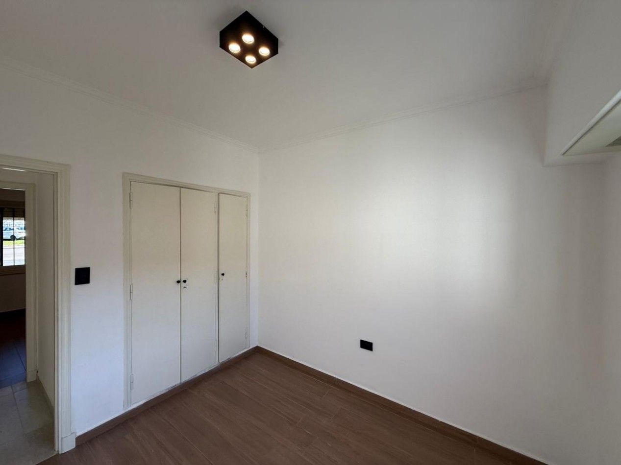 OPORTUNIDAD!!!  Venta de excelente Ph a la calle,  totalmente independiente  de 3 ambientes  c/ dependencia y parque. Completamente Reciclado. Punta Mogotes.