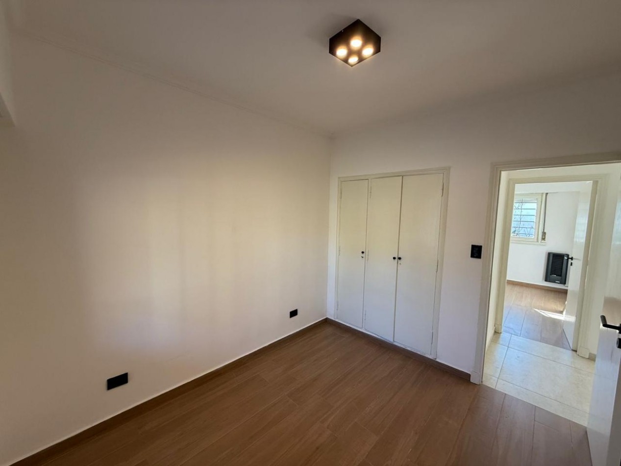 OPORTUNIDAD!!!  Venta de excelente Ph a la calle,  totalmente independiente  de 3 ambientes  c/ dependencia y parque. Completamente Reciclado. Punta Mogotes.