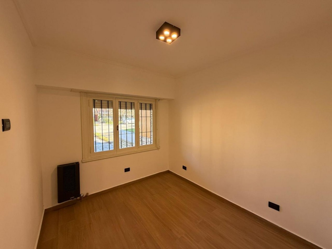 OPORTUNIDAD!!!  Venta de excelente Ph a la calle,  totalmente independiente  de 3 ambientes  c/ dependencia y parque. Completamente Reciclado. Punta Mogotes.