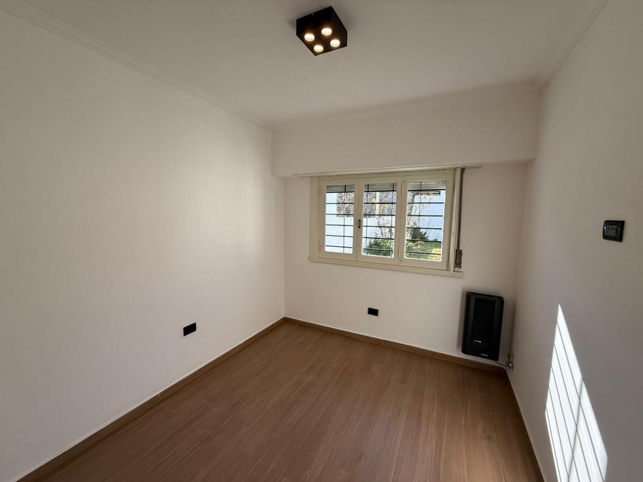 OPORTUNIDAD!!!  Venta de excelente Ph a la calle,  totalmente independiente  de 3 ambientes  c/ dependencia y parque. Completamente Reciclado. Punta Mogotes.