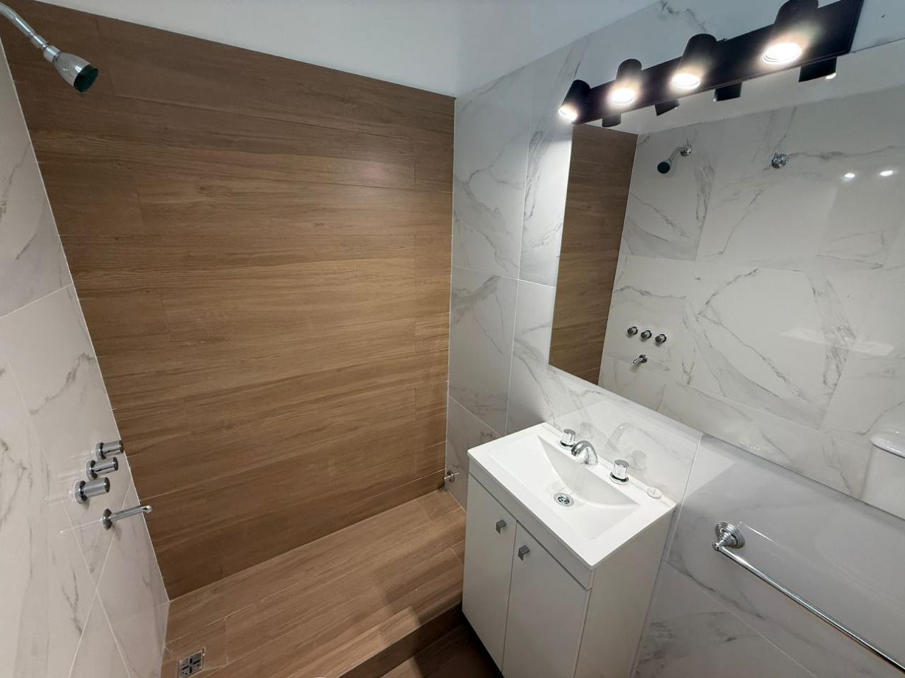 OPORTUNIDAD!!!  Venta de excelente Ph a la calle,  totalmente independiente  de 3 ambientes  c/ dependencia y parque. Completamente Reciclado. Punta Mogotes.