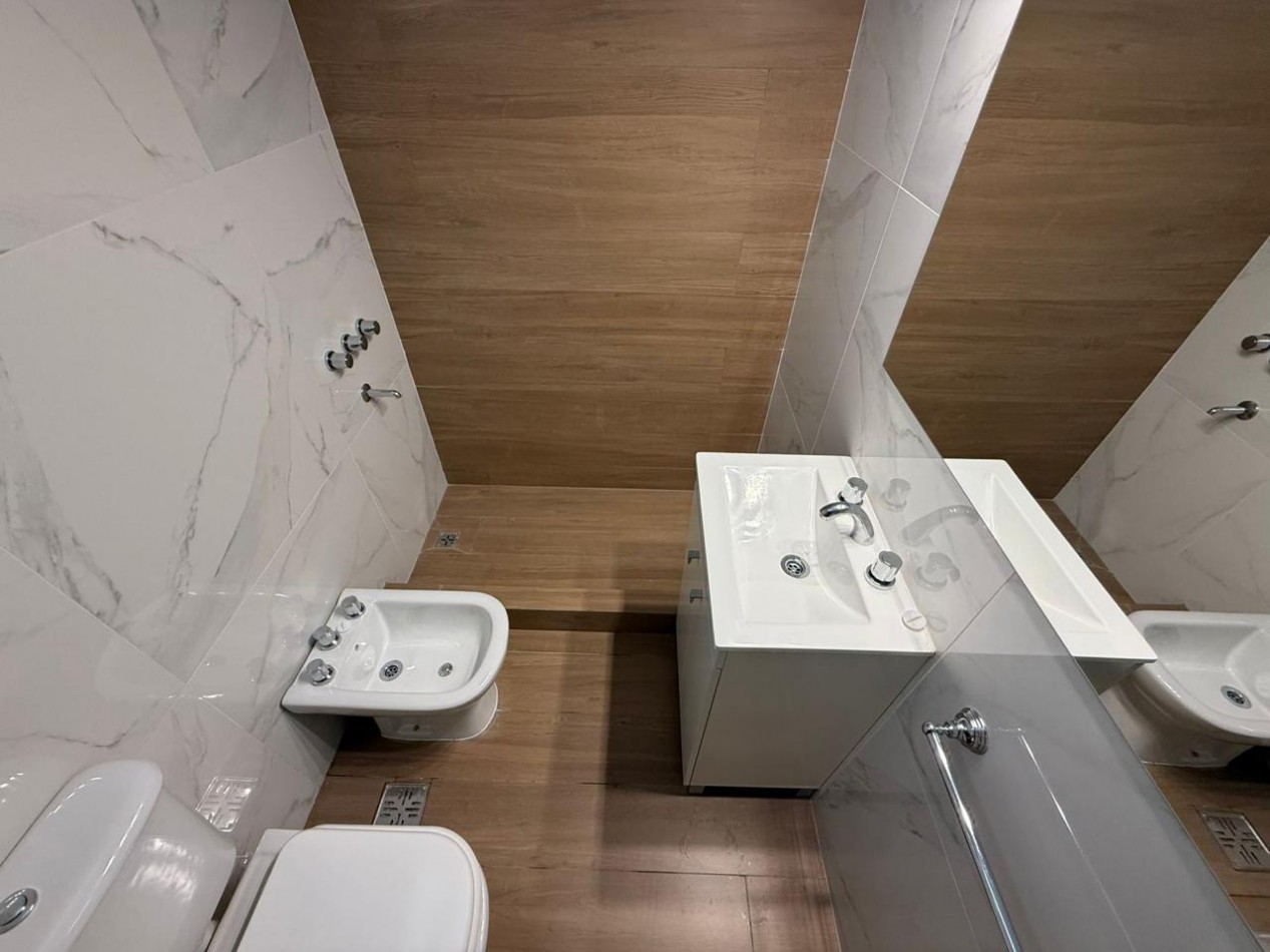 OPORTUNIDAD!!!  Venta de excelente Ph a la calle,  totalmente independiente  de 3 ambientes  c/ dependencia y parque. Completamente Reciclado. Punta Mogotes.