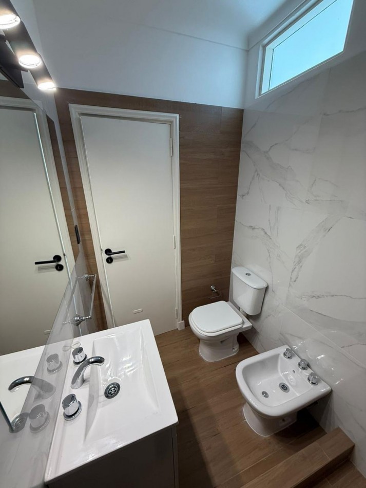 OPORTUNIDAD!!!  Venta de excelente Ph a la calle,  totalmente independiente  de 3 ambientes  c/ dependencia y parque. Completamente Reciclado. Punta Mogotes.