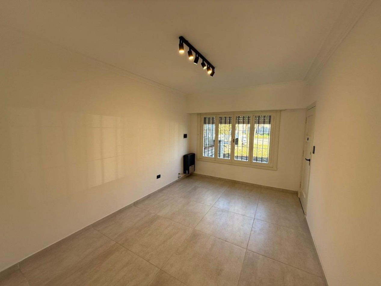 OPORTUNIDAD!!!  Venta de excelente Ph a la calle,  totalmente independiente  de 3 ambientes  c/ dependencia y parque. Completamente Reciclado. Punta Mogotes.