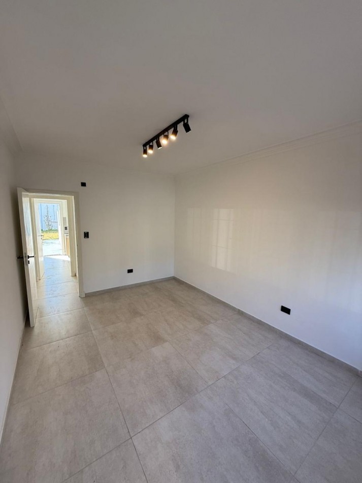 OPORTUNIDAD!!!  Venta de excelente Ph a la calle,  totalmente independiente  de 3 ambientes  c/ dependencia y parque. Completamente Reciclado. Punta Mogotes.