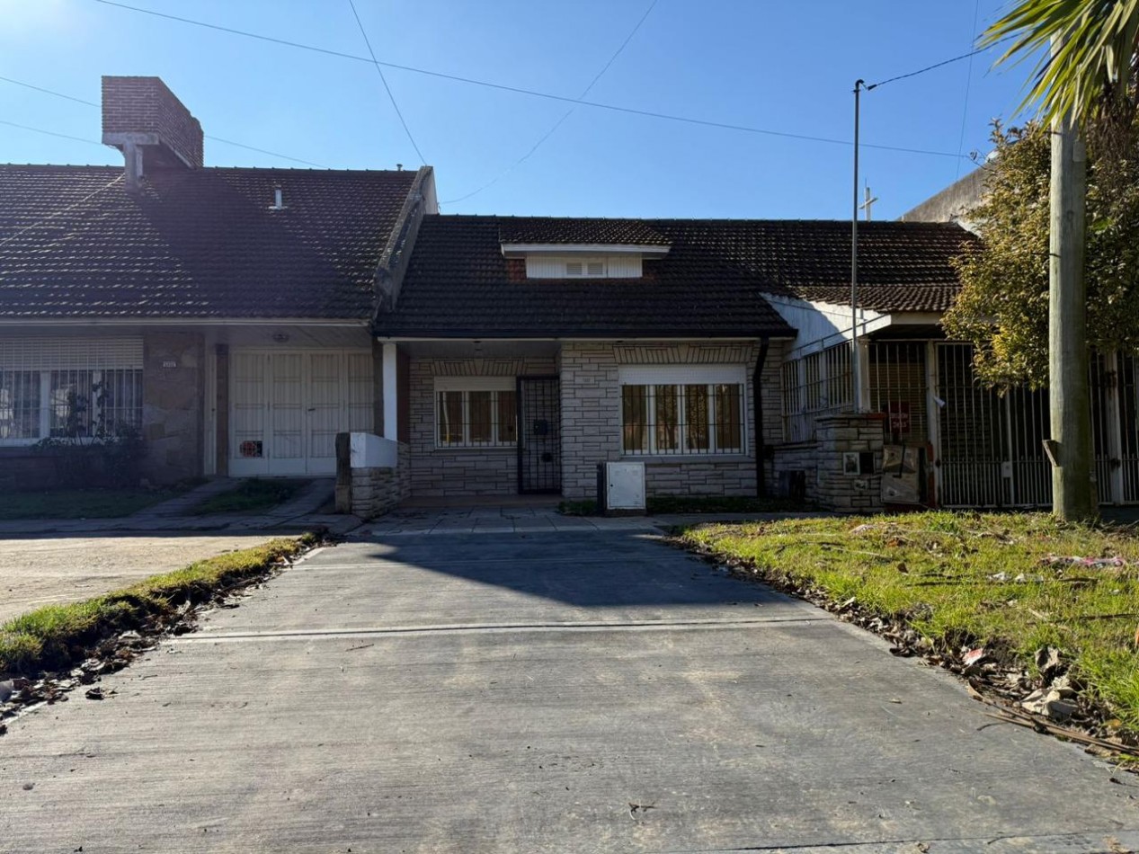 OPORTUNIDAD!!!  Venta de excelente Ph a la calle,  totalmente independiente  de 3 ambientes  c/ dependencia y parque. Completamente Reciclado. Punta Mogotes.