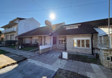 OPORTUNIDAD!!!  Venta de excelente Ph a la calle,  totalmente independiente  de 3 ambientes  c/ dependencia y parque. Completamente Reciclado. Punta Mogotes.