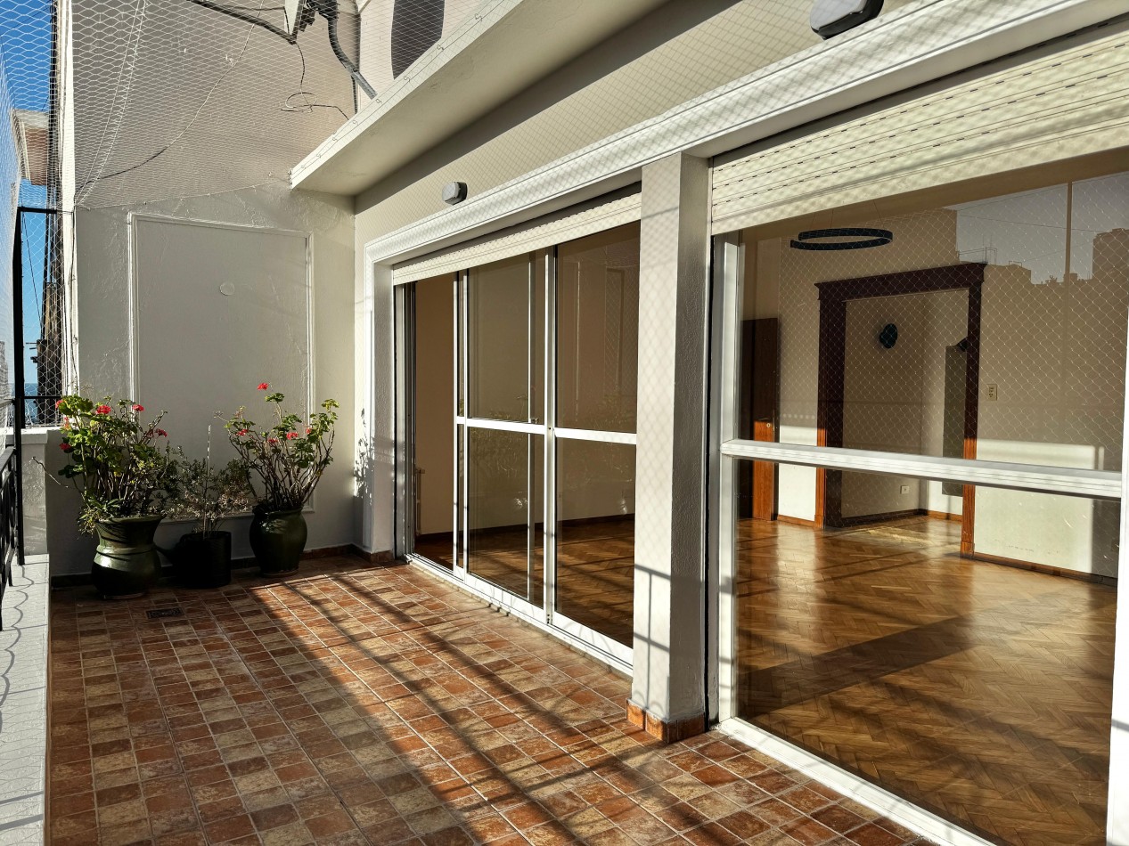 SEMIPISO DE 4 AMBIENTES A LA CALLE CON BALCON TERRAZA, QUINCHO Y BAULERA EN PLAZA COLON
