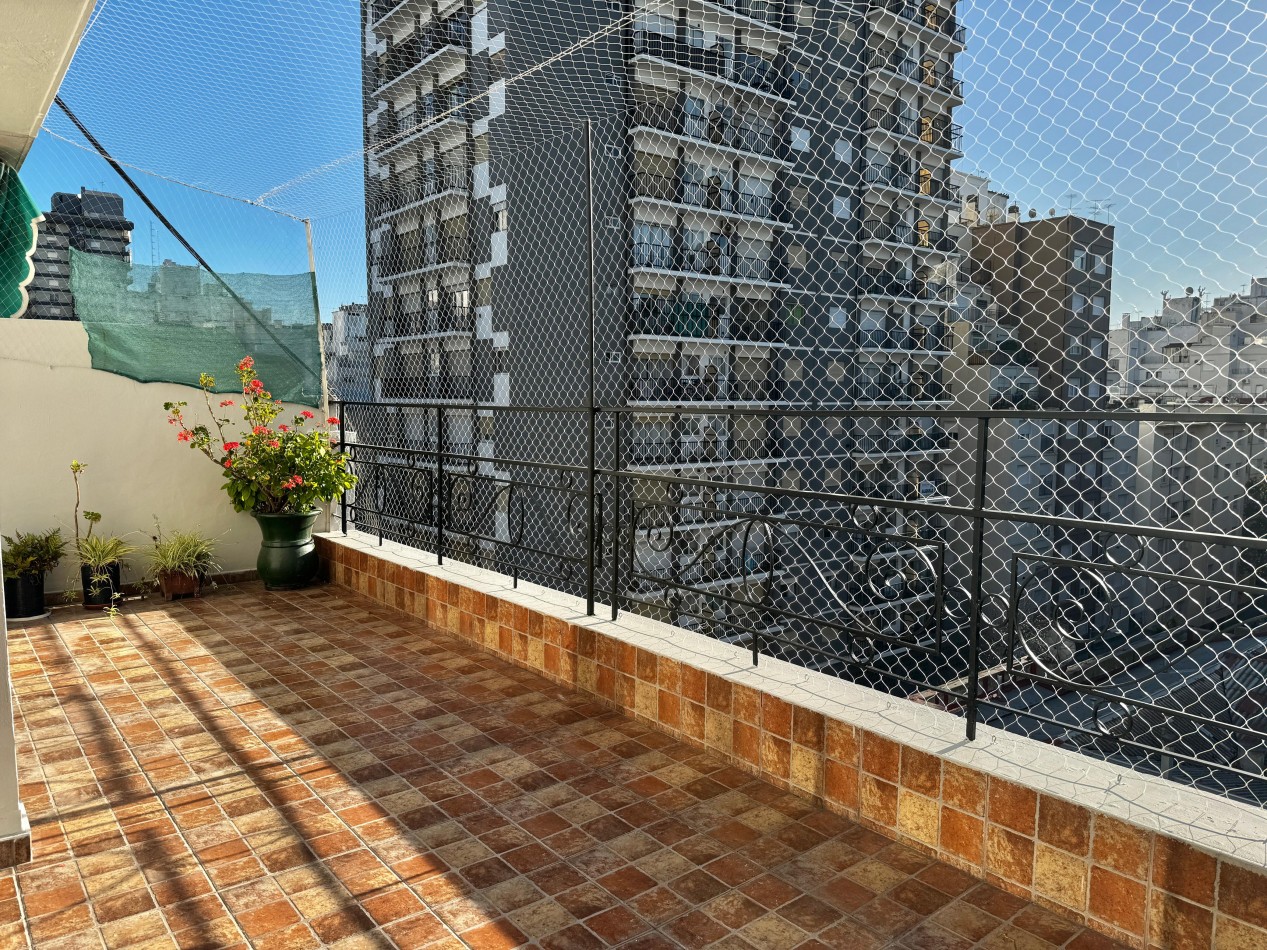 SEMIPISO DE 4 AMBIENTES A LA CALLE CON BALCON TERRAZA, QUINCHO Y BAULERA EN PLAZA COLON