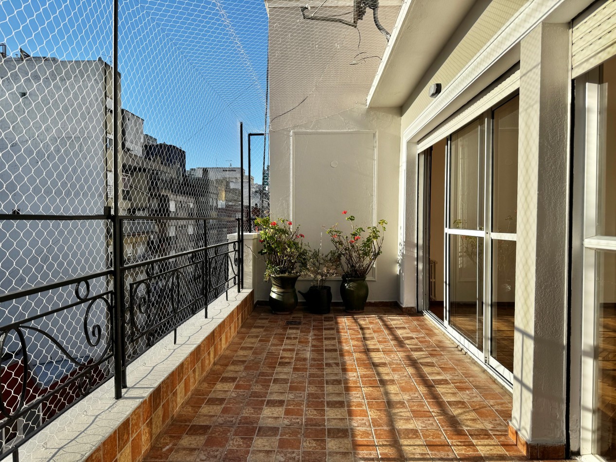 SEMIPISO DE 4 AMBIENTES A LA CALLE CON BALCON TERRAZA, QUINCHO Y BAULERA EN PLAZA COLON