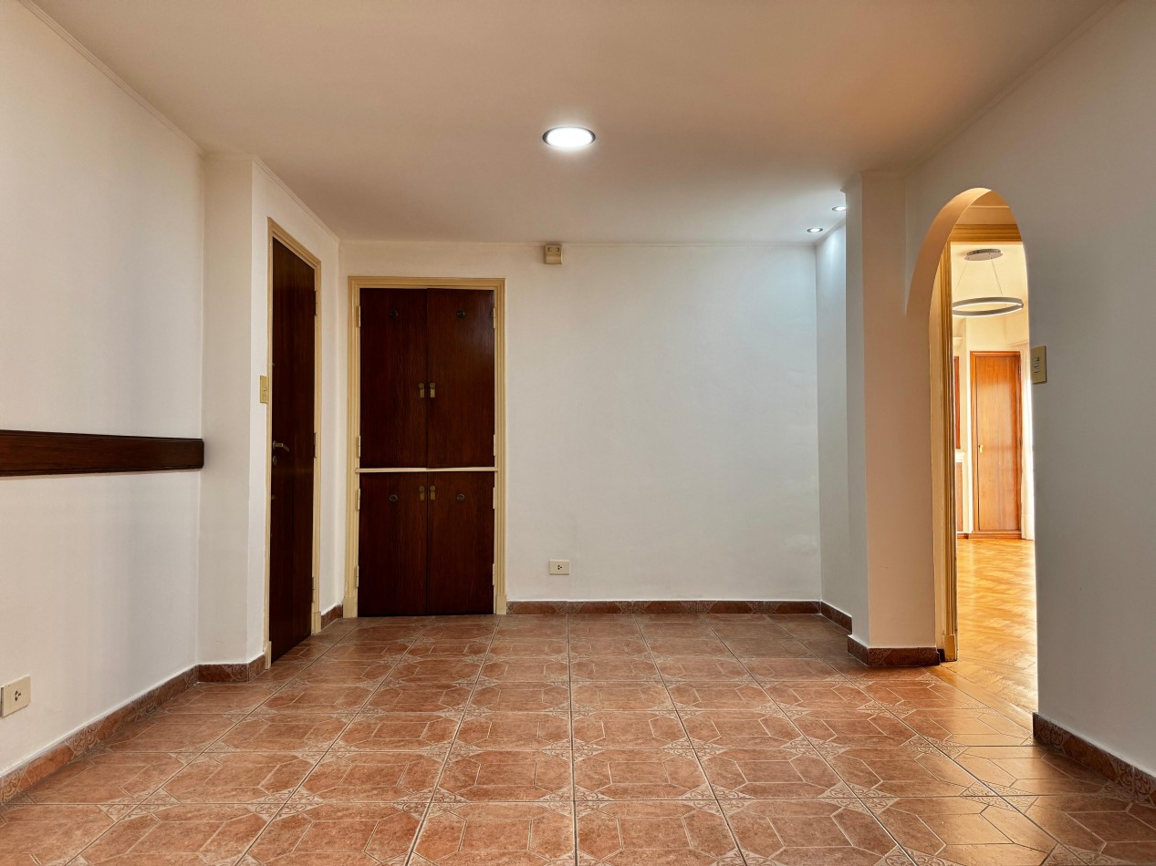 SEMIPISO DE 4 AMBIENTES A LA CALLE CON BALCON TERRAZA, QUINCHO Y BAULERA EN PLAZA COLON