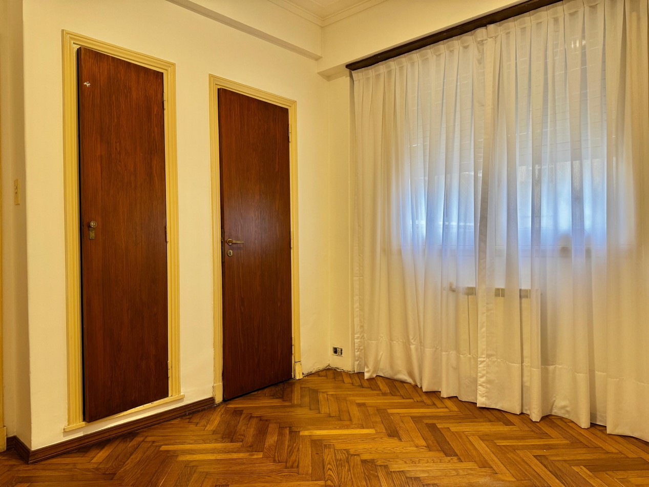 SEMIPISO DE 4 AMBIENTES A LA CALLE CON BALCON TERRAZA, QUINCHO Y BAULERA EN PLAZA COLON