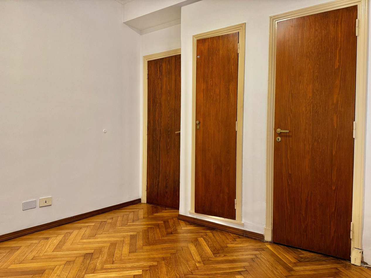 SEMIPISO DE 4 AMBIENTES A LA CALLE CON BALCON TERRAZA, QUINCHO Y BAULERA EN PLAZA COLON