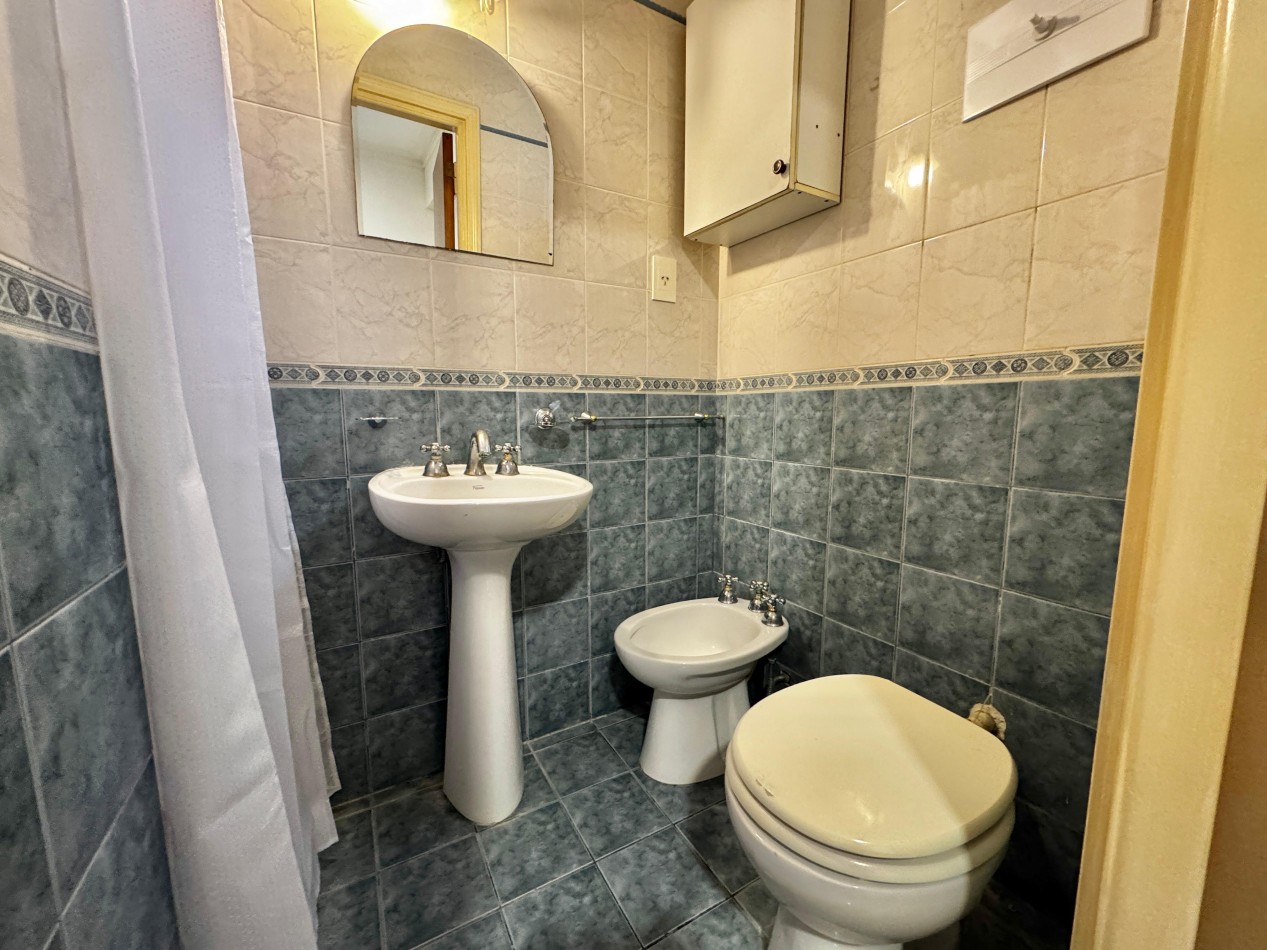 SEMIPISO DE 4 AMBIENTES A LA CALLE CON BALCON TERRAZA, QUINCHO Y BAULERA EN PLAZA COLON