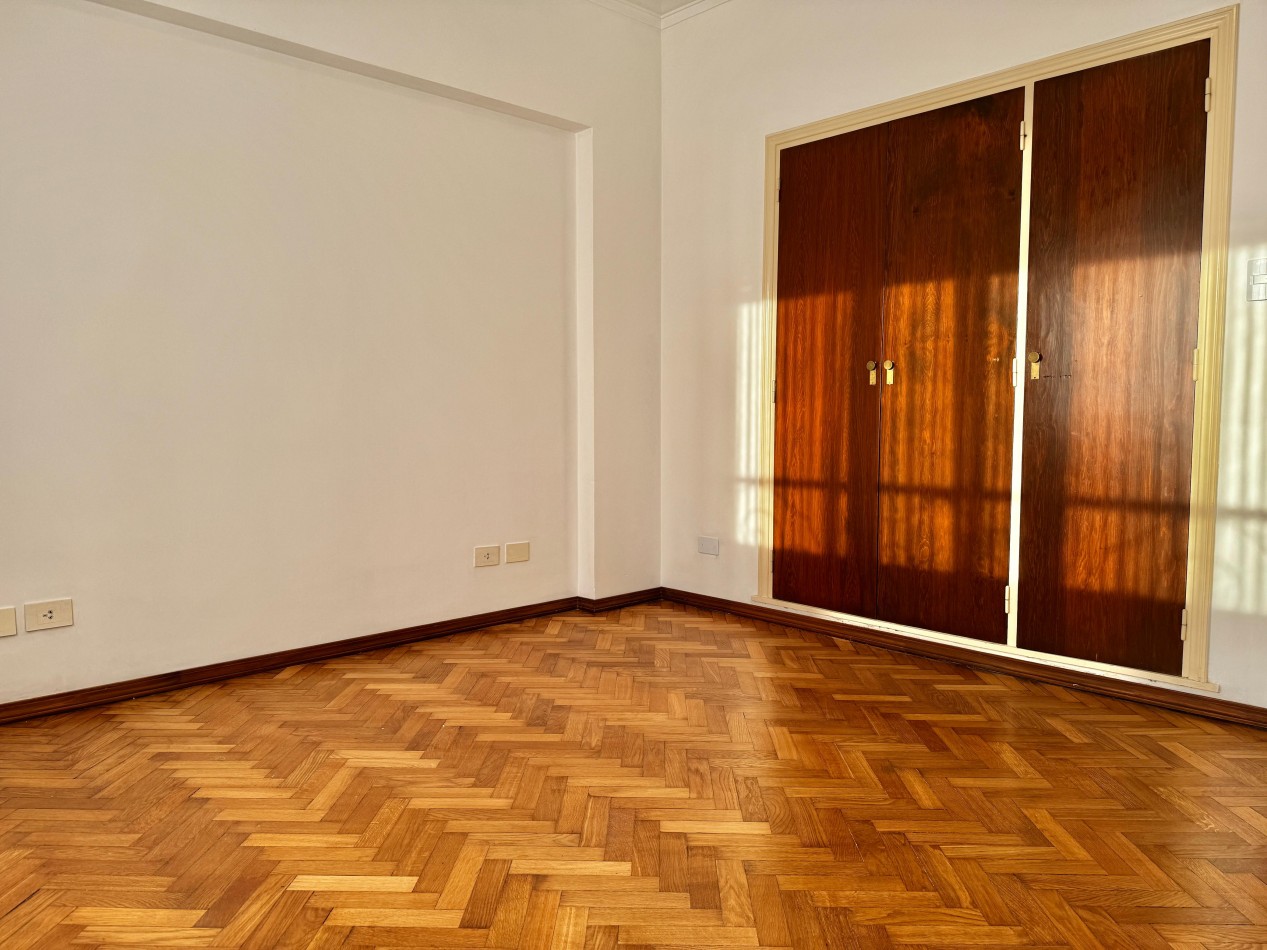 SEMIPISO DE 4 AMBIENTES A LA CALLE CON BALCON TERRAZA, QUINCHO Y BAULERA EN PLAZA COLON