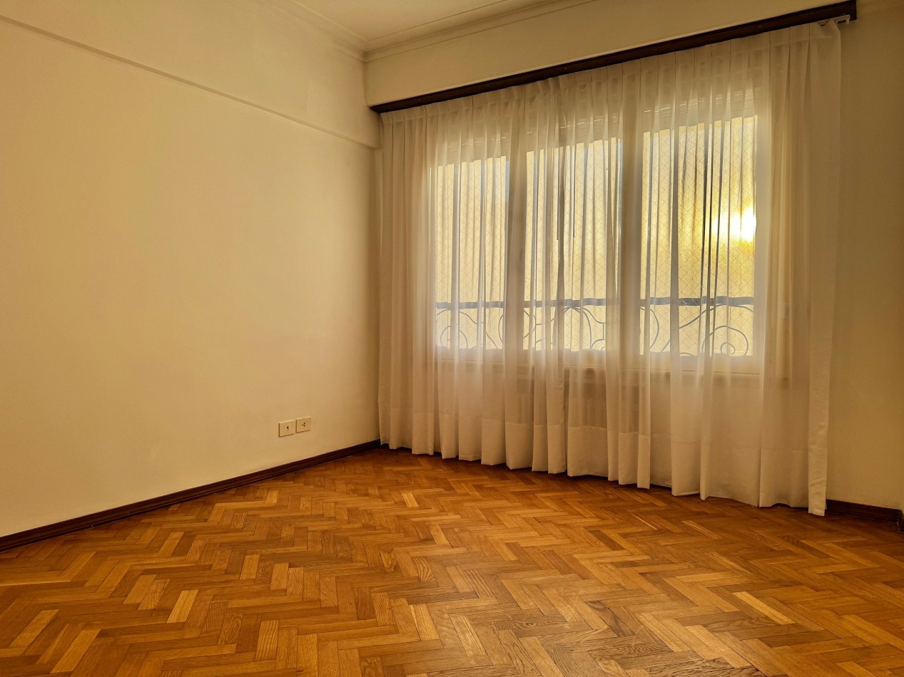SEMIPISO DE 4 AMBIENTES A LA CALLE CON BALCON TERRAZA, QUINCHO Y BAULERA EN PLAZA COLON