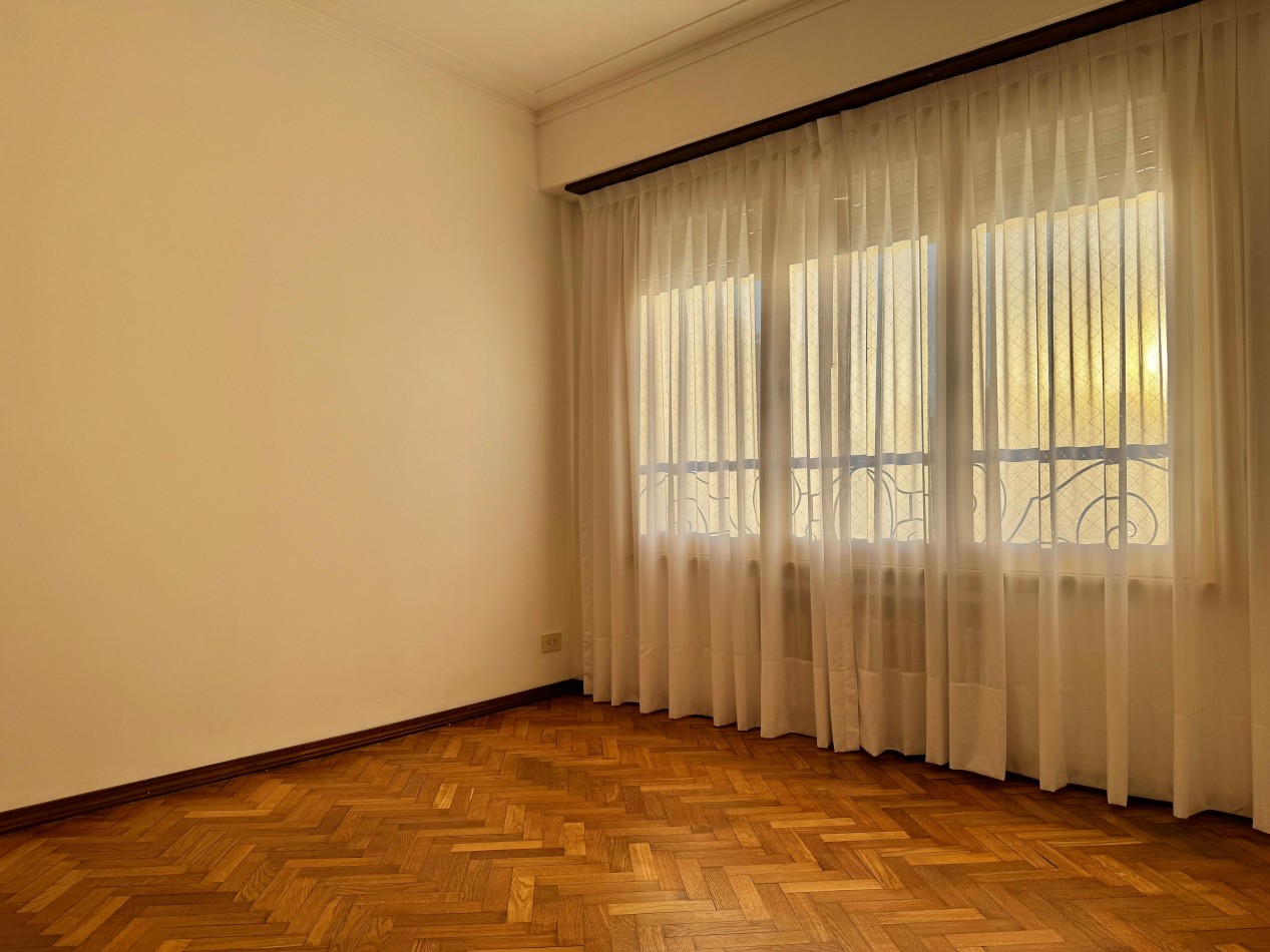 SEMIPISO DE 4 AMBIENTES A LA CALLE CON BALCON TERRAZA, QUINCHO Y BAULERA EN PLAZA COLON