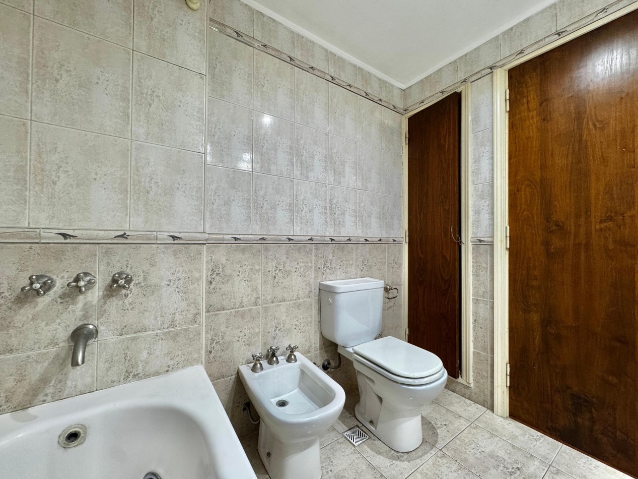 SEMIPISO DE 4 AMBIENTES A LA CALLE CON BALCON TERRAZA, QUINCHO Y BAULERA EN PLAZA COLON